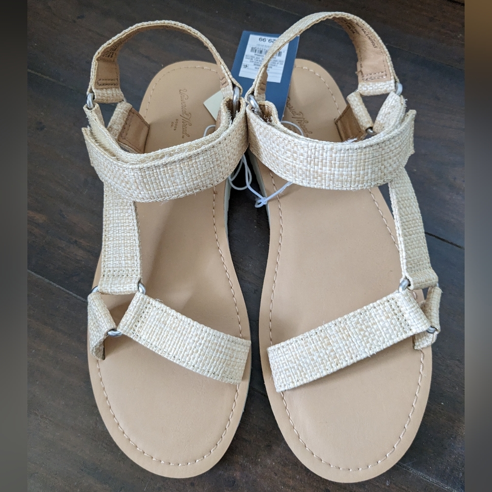 NWT Universal Thread Sandals size 8.5